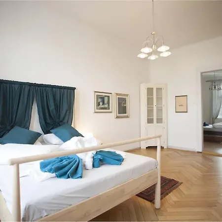 Stunning Riverview Apartment *