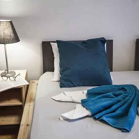 Stunning Riverview Apartment Prag