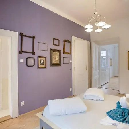 Stunning Riverview Apartment Prag